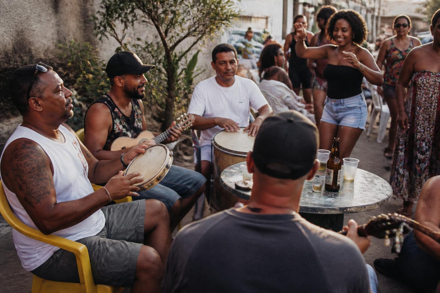 Roda de samba na calçada, com pandeiro, cavaquinho e surdo em volta de uma mesa